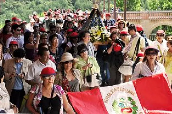 Peruanos celebran con españoles a Virgen de la Puerta