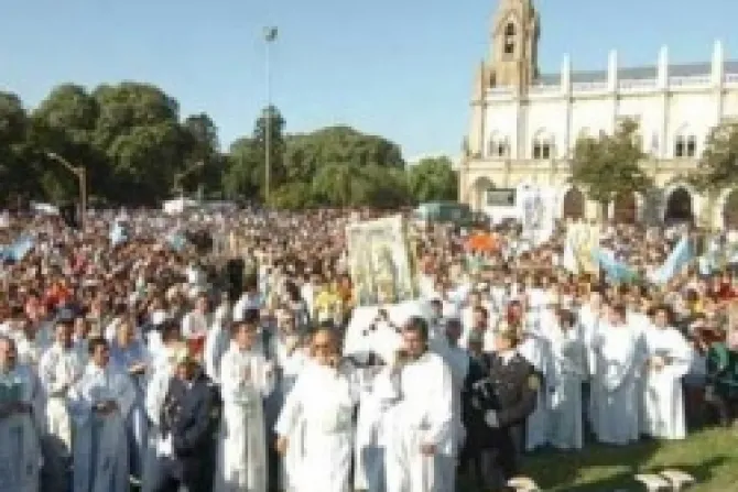 Unos 100 mil católicos peregrinaron a la Virgen de Guadalupe en Argentina