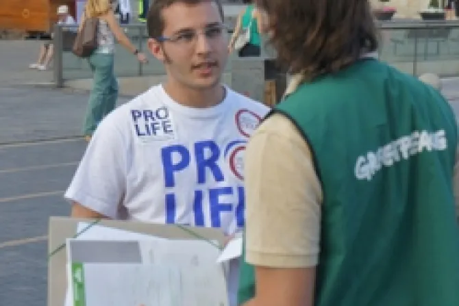 Voluntarios de Greenpeace:  "¡Viva el aborto, somos pro muerte!"