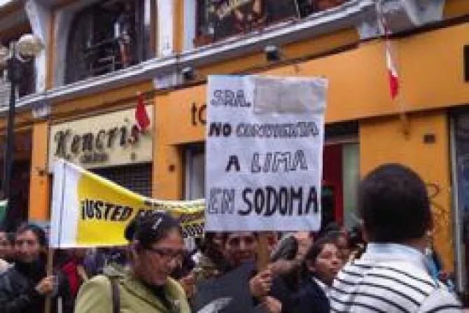 Miles de evangélicos protestan contra "ordenanza gay" en Lima
