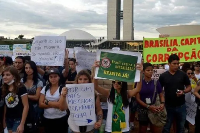 Obispos de Brasil: Apoyo a manifestaciones solo si son pacíficas