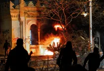 Enfrentamiento de manifestantes con bombas molotov y policía en exterior del palacio presidencial a inicios de 2013. Foto: Moud Barthez (CC BY-NC-SA 2.0)