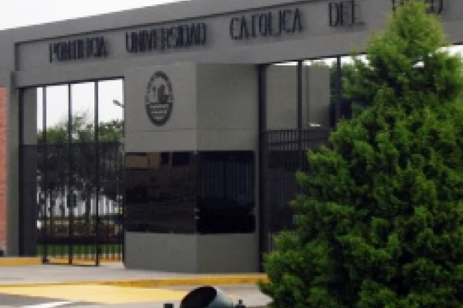 PUCP debe acatar fallo del Tribunal Constitucional, señala experto