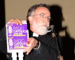 Mons. Jaime Soto en la inauguración de la radio (foto Víctor Prado)?w=200&h=150
