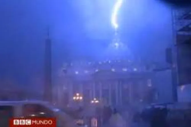 VIDEO: Rayo cae sobre Basílica de San Pedro tras renuncia del Papa Benedicto XVI