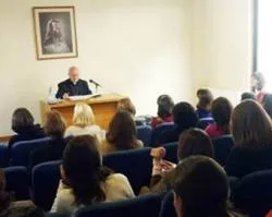 Mons. Ricardo Blázquez, hablando con consagradas del Regnum Christi en Chile (foto regnumchristi.org)