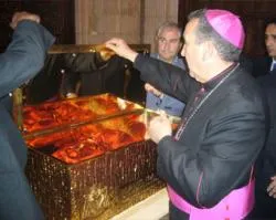 Las reliquias del Obispo Palafox en la nueva urna son apreciadas por Mons. Gerardo Melgar?w=200&h=150