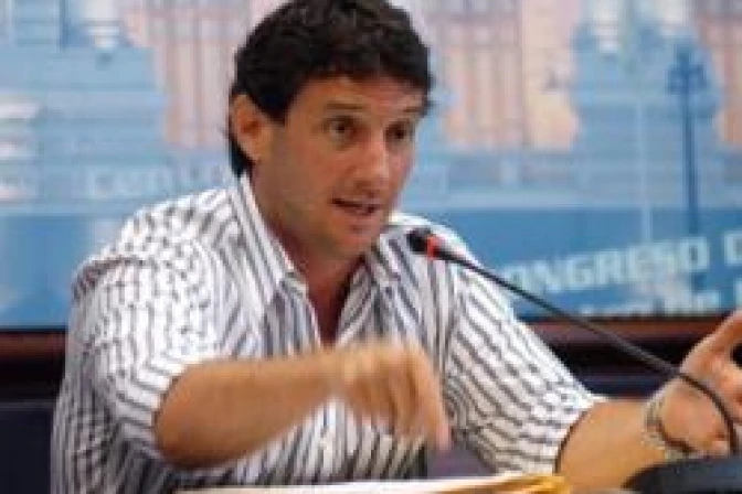 Ángel de la guarda y cadena de "milagros" salvaron a mi hija, dice congresista peruano