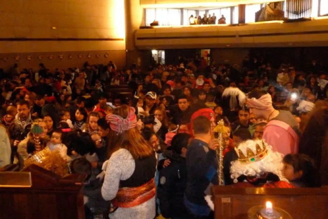 Más de 1.500 niños pobres reciben regalos de Reyes Magos en España