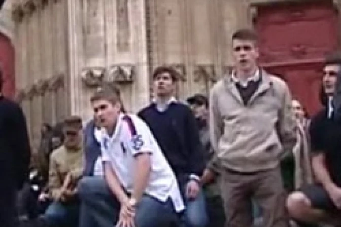 Católicos defienden Catedral de Lyon ante manifestación homosexual