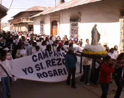 Los fieles de Ayaviri rezando el Rosario?w=200&h=150