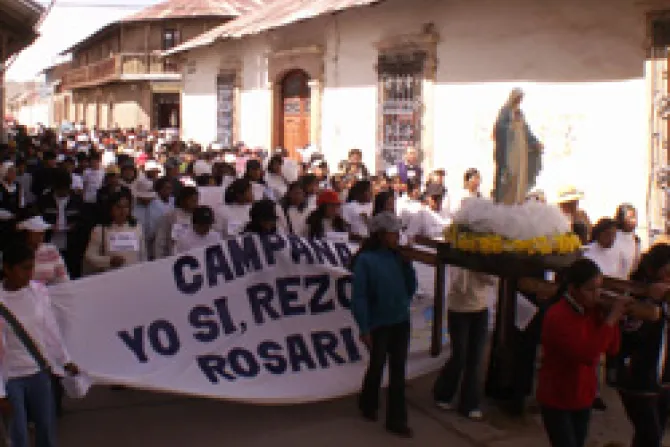 Fieles rinden homenaje a María en la "cima" del Perú