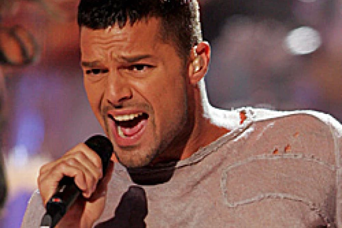 Cardenal pide a Ricky Martin no promover homosexualidad