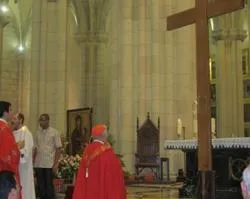 Cardenal Rouco reza ante la Cruz de la JMJ (foto Europa Press)?w=200&h=150