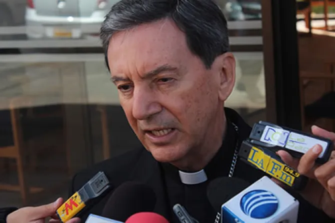 Cardenal Salazar pide a las FARC "no salirse de la agenda" en negociaciones de paz