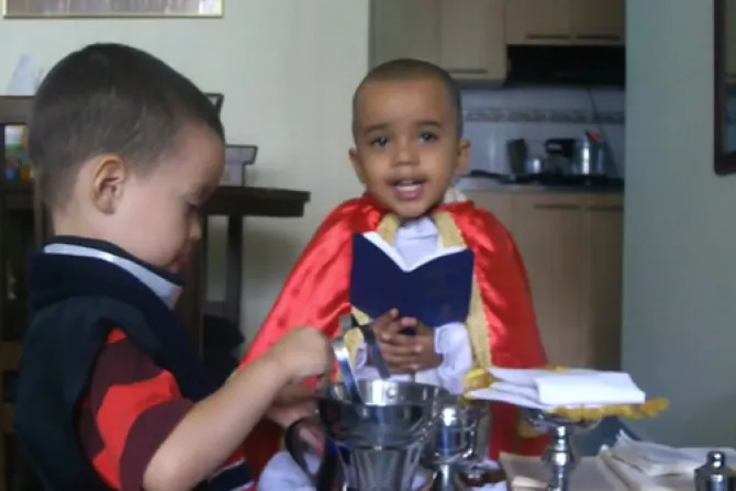 VIDEO: Niño colombiano de solo tres años "celebra" Misa y conmueve al mundo