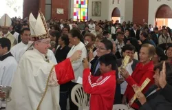 El Cardenal Cipriani bendice a los fieles en la nueva Iglesia San Clemente de Pisco (foto Arzobispado de Lima)?w=200&h=150