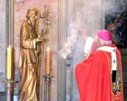 Mons. Ezzati inciensa imagen del Apóstol Santiago en la Catedral de Santiago de Chile (foto iglesia.cl)?w=200&h=150