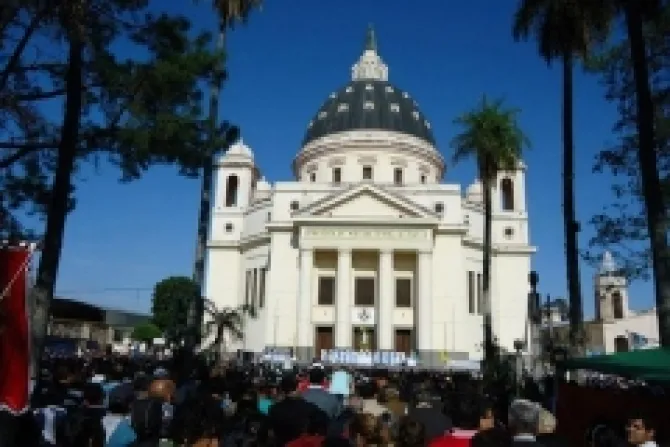 Más de 200 mil jóvenes argentinos peregrinaron a santuario de Virgen de Itatí