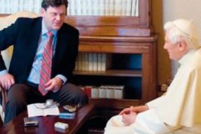 Peter Seewald: El Papa triunfó con humildad sobre guerra mediática