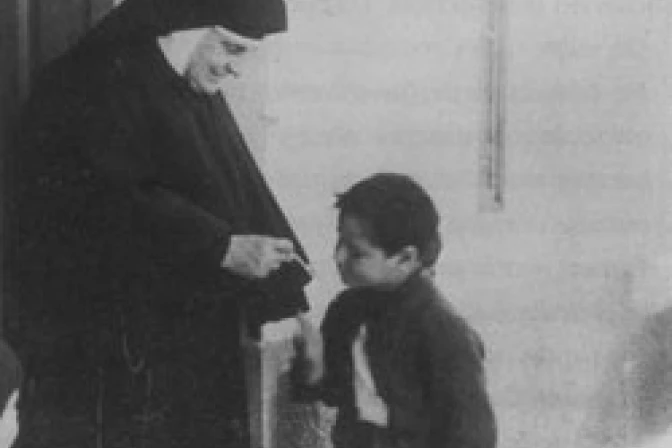 Esperan milagro que llevaría a los altares a mujer que cuidó de asesinos de su esposo