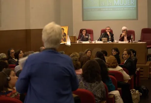 Seminario Dios confía el ser humano a la mujer. Foto: Pontificio Consejo para los Laicos?w=200&h=150