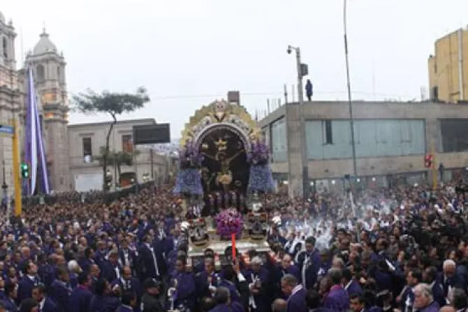 Señor de los Milagros en procesión de Viernes Santo en Perú