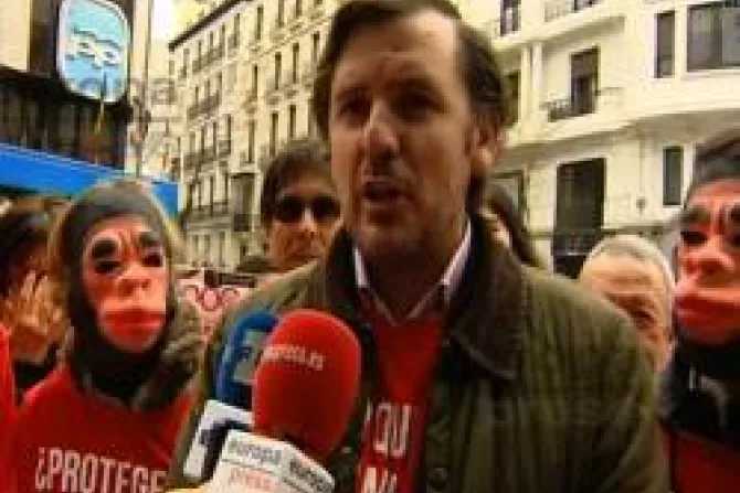 Protestan contra el aborto con máscaras de simios frente a la sede del PP
