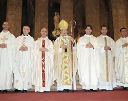 Cardenal Lluís Martínez Sistach y los nuevos sacerdotes (foto Arzobispado de Barcelona)?w=200&h=150