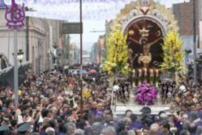 Iglesia no se acomoda al mundo, dice Cardenal Cipriani ante Señor de los Milagros