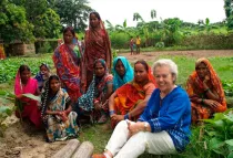 Soledad Suárez con un grupo de mujeres en la India (foto Manos Unidas/ Marta Isabel González)
