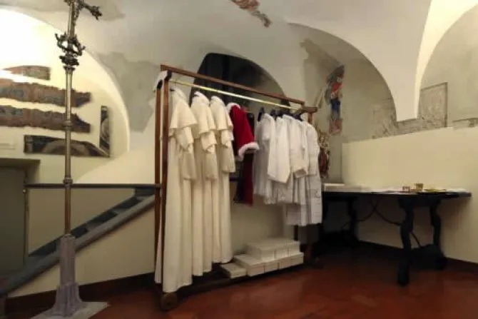 Cónclave: Sotana del nuevo Papa está lista en tres tamaños diferentes