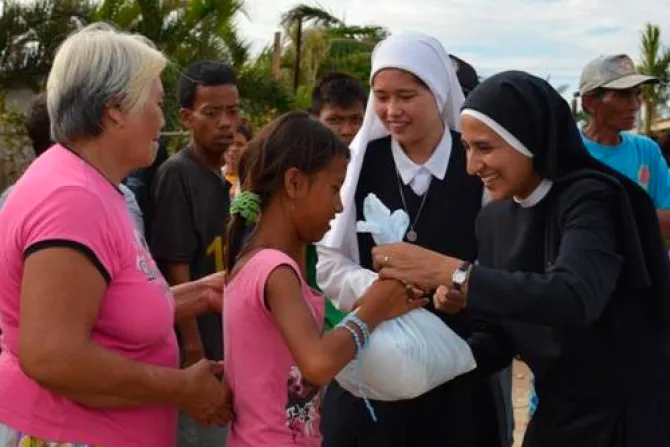 Religiosas peruanas llevan alivio a damnificados por tifón en Filipinas