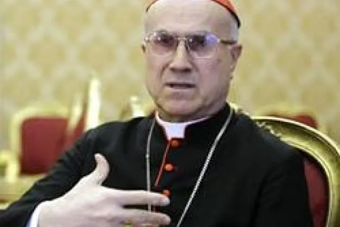 Cardenal Bertone explica importancia de Nuncios en la Iglesia y el mundo