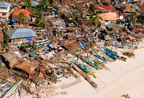 Casas destruidas tras el paso del tifón Haiyan. Foto: Manos Unidas (CC BY-NC-ND 2.0)?w=200&h=150