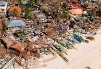 Casas destruidas tras el paso del tifón Haiyan. Foto: Manos Unidas (CC BY-NC-ND 2.0)