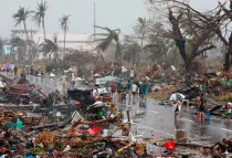 Escombros tras paso de tifón Haiyan. Foto: Mans Unides (CC BY-NC-ND 2.0)