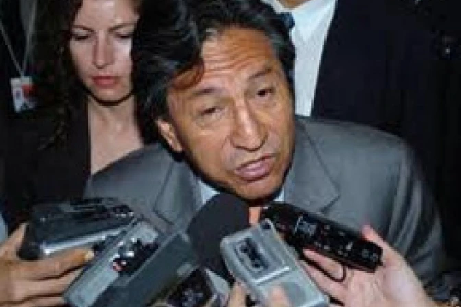 Candidato Toledo se declara a favor del aborto y uniones gays en Perú