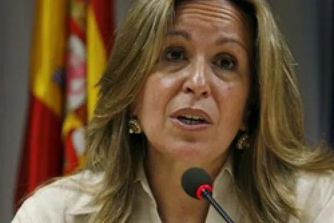 Corrigen a ministra en España: Aborto no es derecho