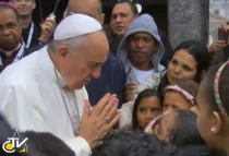 El Papa bendice y reza junto a niños