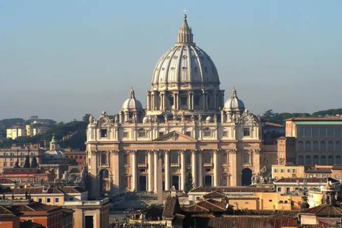 Vaticano califica de “deplorables” falsas informaciones y presiones a Cardenales