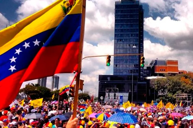 Venezolanos en Chile organizan multitudinaria velatón por la paz