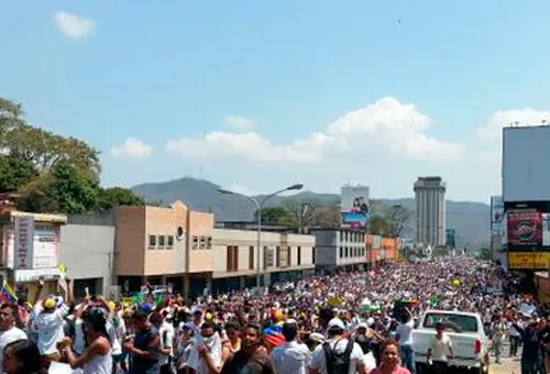 La multitud que protesta en Caracas (Foto https://twitter.com/ThomasDangel)?w=200&h=150