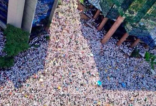 La multitud que protestó hace unos días en Venezuela (Foto: Twitter @ivanna_hurtado)?w=200&h=150