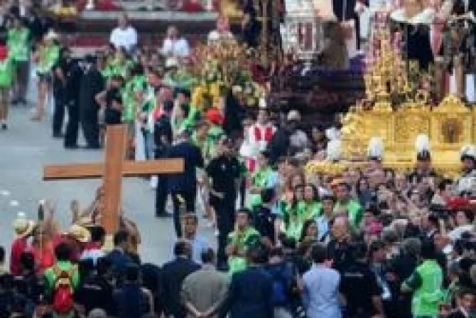 El Papa preside Via Crucis de JMJ Madrid 2011: "No pasen de largo ante el sufrimiento"