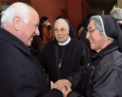Mons. Ricardo Ezzati conversa con dos religiosas luego de la Misa de ayer (foto iglesia.cl)?w=200&h=150