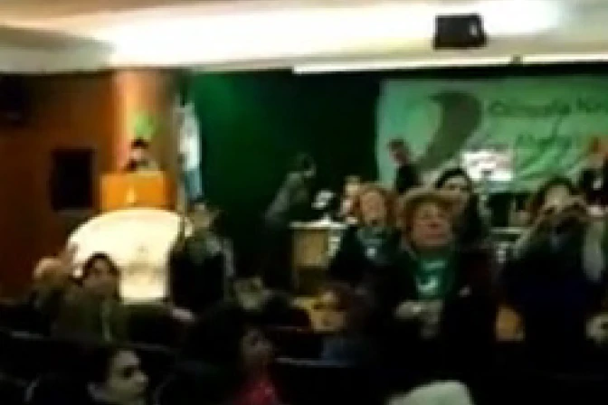 Abortistas en Senado Argentino agreden a mujer que intentó dar opinión pro-vida
