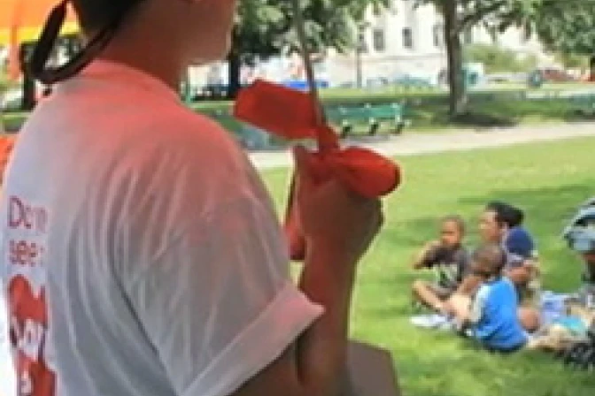 Madre latina que defiende familia es hostigada por homosexuales en EEUU