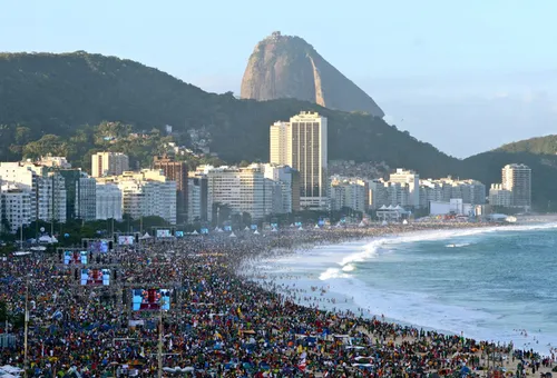 Millones de jóvenes en la Plapa de Copacabana (Brasil) para participar en la Vigilia de la JMJ. Foto: News.va