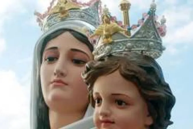Roban coronas y rosario de Virgen de San Nicolás y Niño Jesús en Argentina